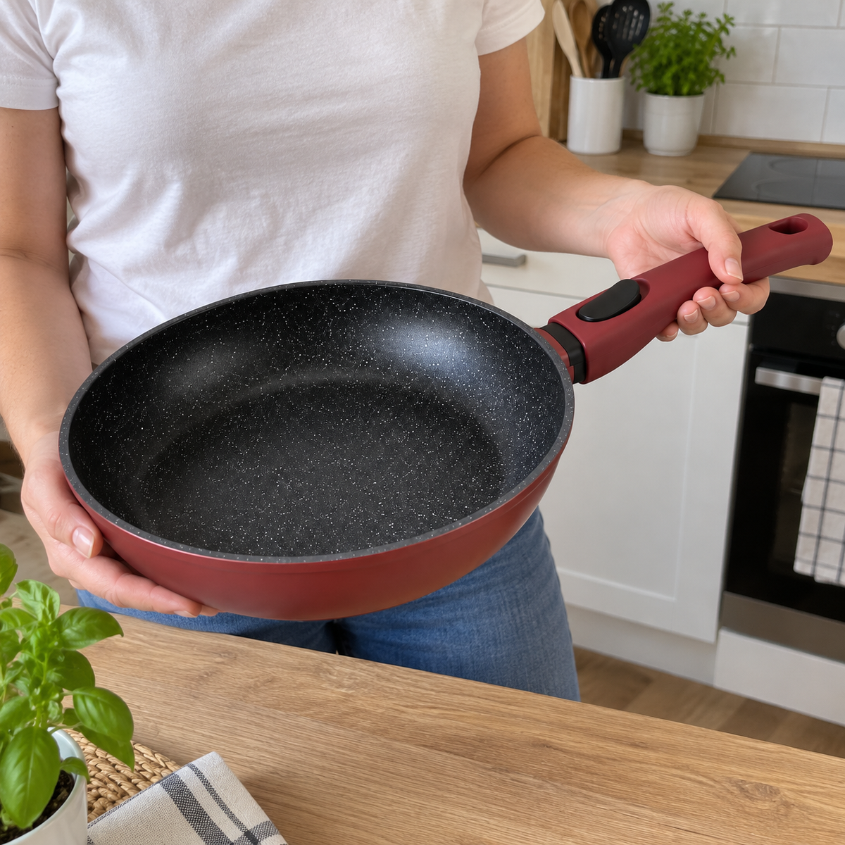 Bachmayer 28 cm indukciós serpenyő fedő nélkül – BM-7709-28 – kézben vagy otthoni bemutatás (AI-illusztráció)
